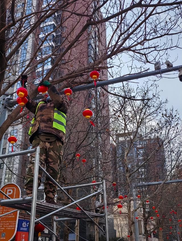 相比挂灯笼,铺装灯管更是技术活,因为要从下至上,一圈一圈耐心缠绕.