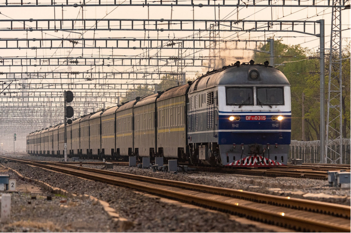 东风11型柴油机车，图片来源：Wikipedia