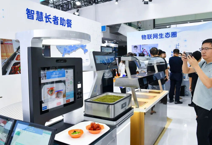 2023年9月15日，观众在深圳智慧养老展上了解智慧长者助餐系统（梁旭/摄）