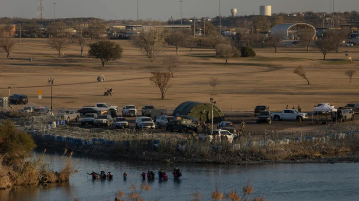 得州国民警卫队在边境地区拉起铁丝网 图自：社交媒体