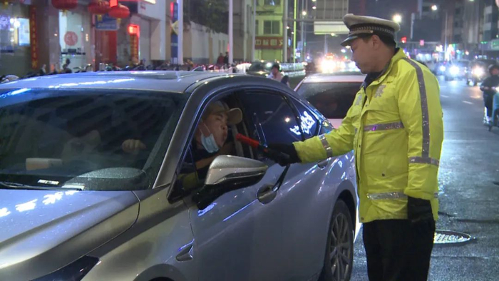零容忍南宁交警一晚查处60起酒驾