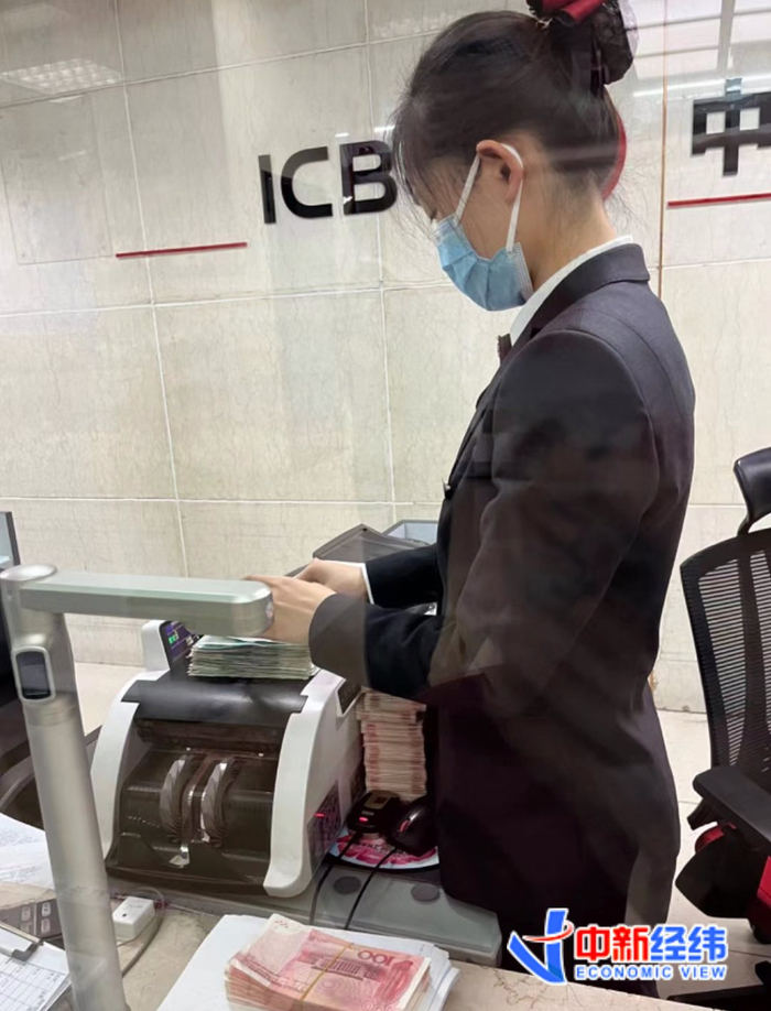 探店1天|在银行,数钱数到手软是什么感觉?