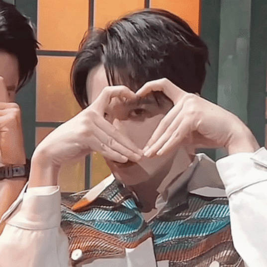 檀健次的招牌防伪动作——手指比心|檀健次_新浪新闻