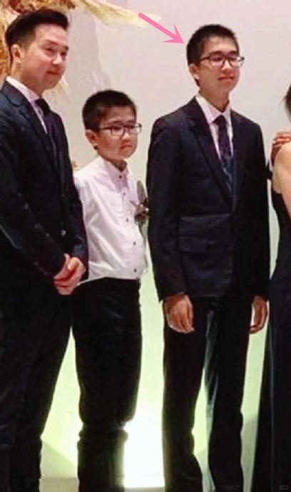 14岁的李长治身姿挺拔,戴着黑框眼镜,眉宇之间有一份书卷气,长相不仅