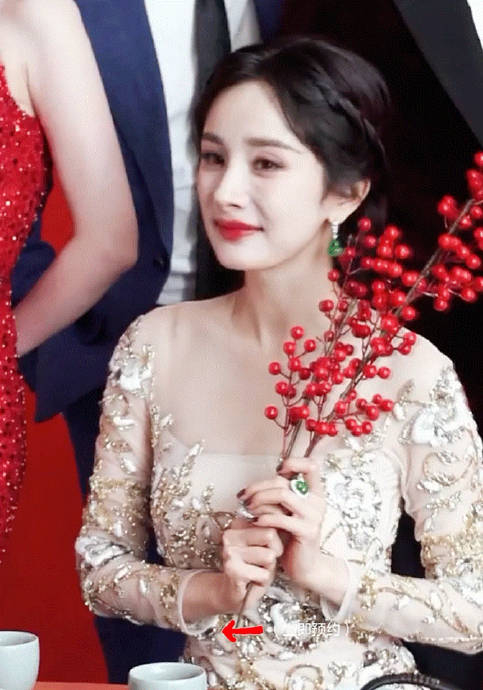 是小年夜的那套礼服……|春节联欢晚会|杨幂_新浪新闻