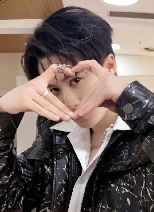 檀健次的招牌防伪动作——手指比心|檀健次_新浪新闻