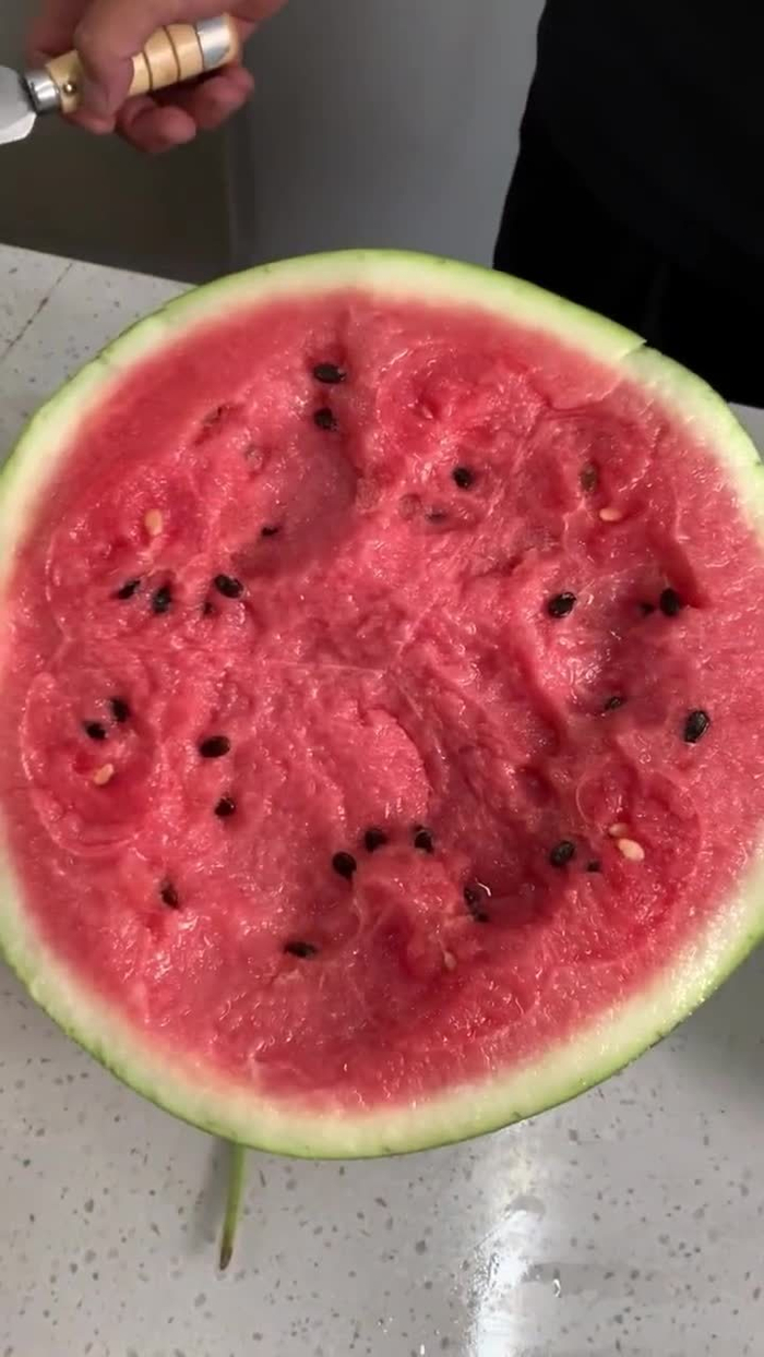 丝毫不费力气的西瓜正确打开方式__财经头条