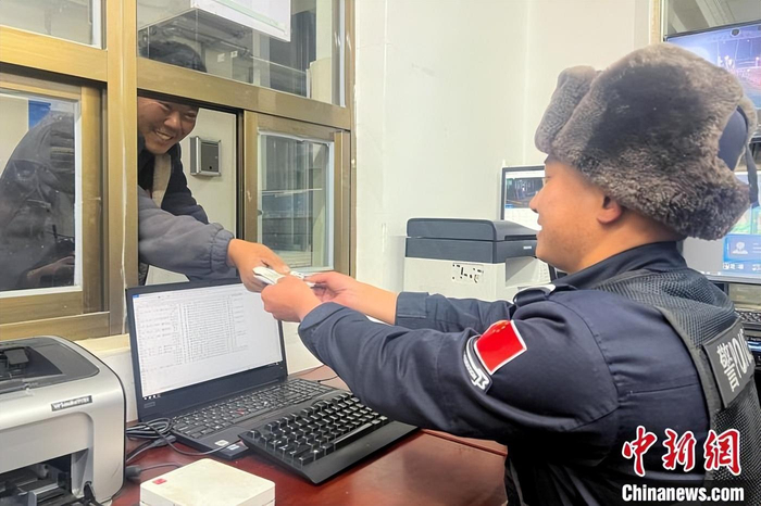 (新春走基层)海拔4960米 西藏马攸木拉山下移民管理警察的坚守