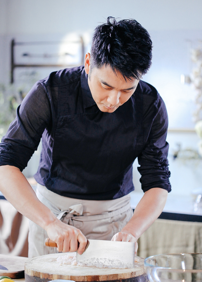 就这样,林依轮转型翻红,身价也水涨船高,"林家饭局"就此名震京圈.