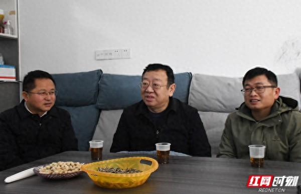 刘群来张家界走访慰问生态环境系统职工