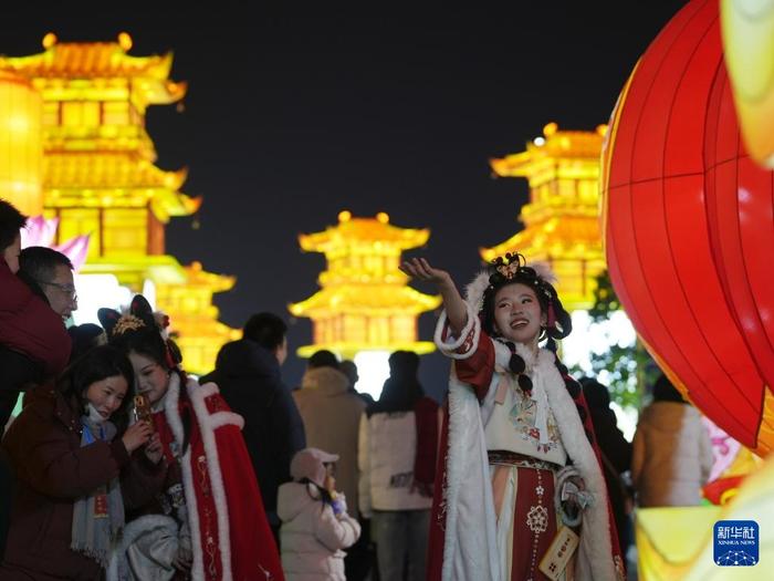 2月3日，游客在河北省石家庄市正定古城南城门欣赏花灯。新华社记者 牟宇 摄
