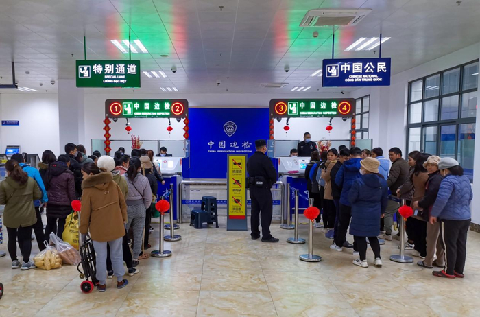 爱店口岸迎来节前出入境高峰|出入境|边防检查|春节_新浪新闻