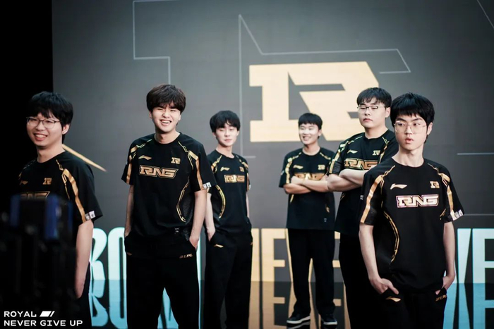 在上一场比赛中输给ig的rng战队,年前的总成绩定格为2胜3负,排名积分