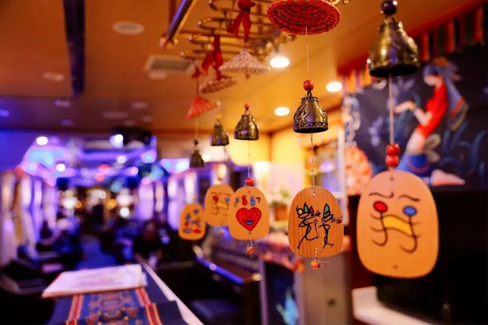 车厢内随处可见具有吉祥寓意的饰品。图源：“中国铁路”微信公众号