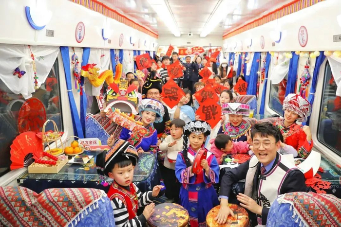 2月1日，大理开往丽江的Y761次双层旅游列车上开展了丰富多彩的迎新春活动。图源：“中国铁路”微信公众号
