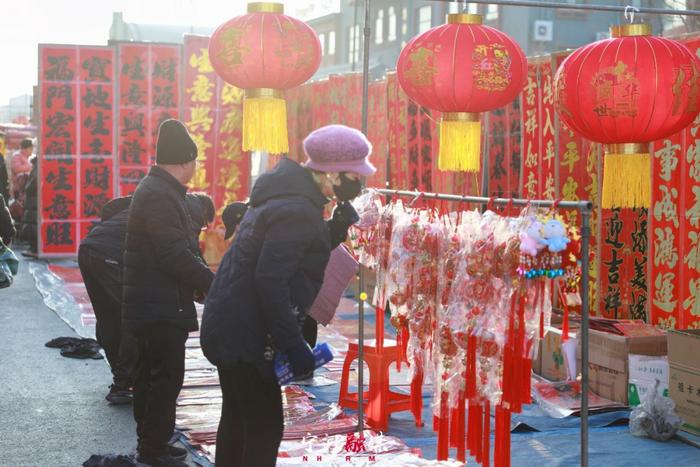 按照天津的習俗,吊錢兒的懸掛時間越長越好,但北方春季多風,夏季多雨