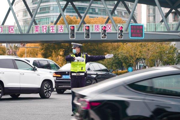 普陀警方啟動高等級勤務建議市民合理安排外出時間選擇綠色出行