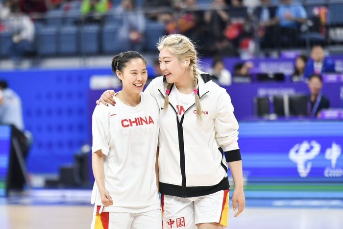 李梦（右）与王思雨