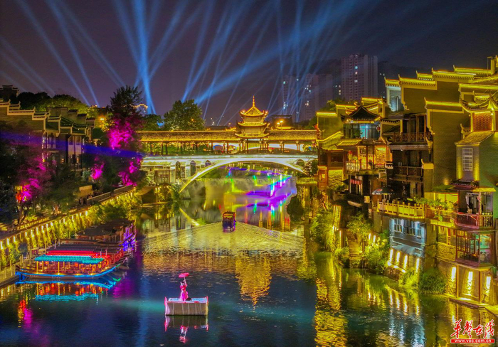 (乾州古城夜色绚丽如画. 郭立亮 摄)德夯苗寨春节期间,游客可享8.