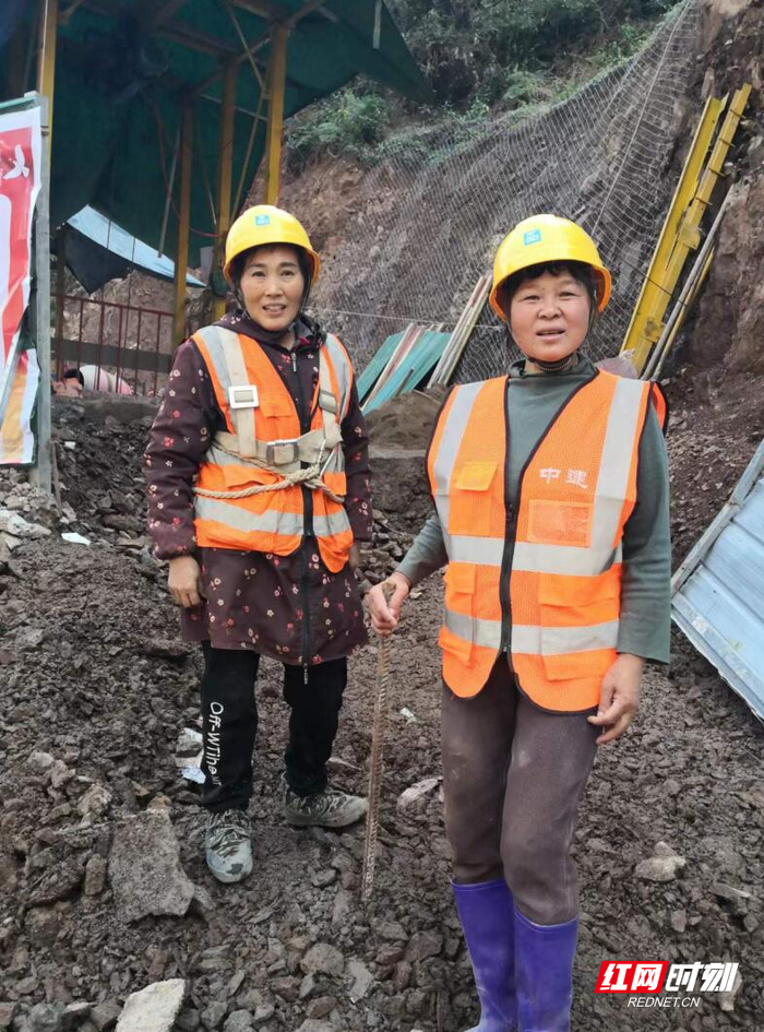 50岁的老黄是隧道开挖工,整天扛着100来斤风枪钻洞.