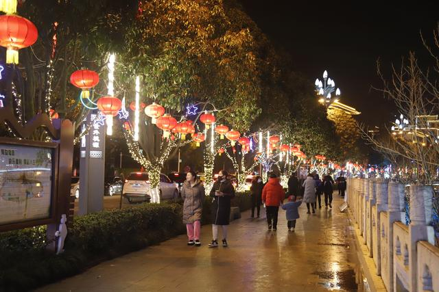 岚皋县挂红灯亮夜景城区街头花灯璀璨浓浓年味扑面而来