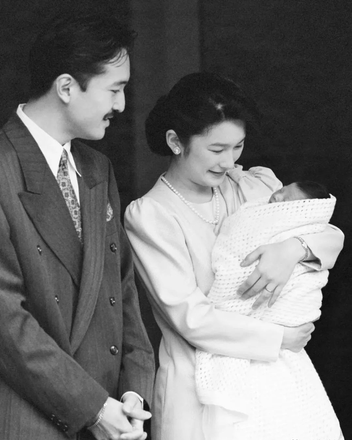 1991年，真子公主出生，成为全日本新闻报刊头版头条