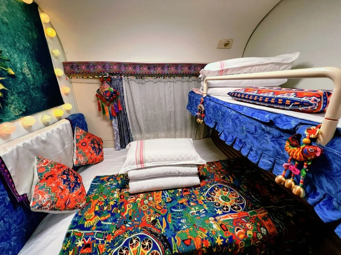 车厢内摆放各种具有民族特色的饰品，寝具采用颇具少数民族特色的布料。图源：“中国铁路”微信公众号