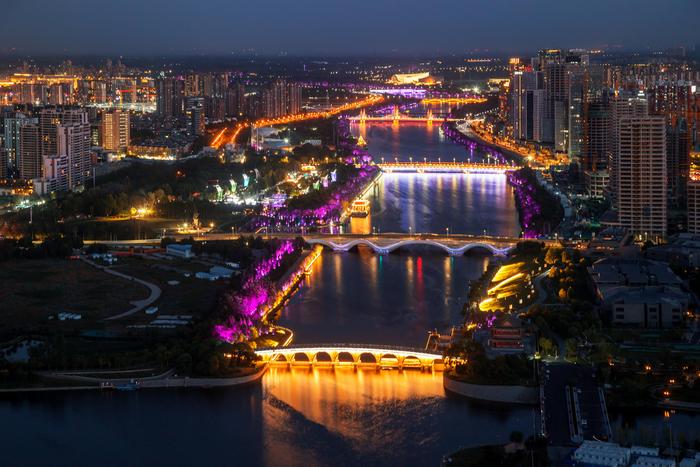 位于通州的京杭大运河北起点夜景 据视觉中国北京的房产中介人员刘