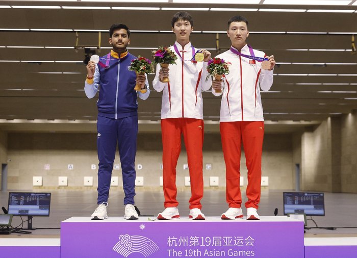 杜林澍（中）和田珈铭（右）曾一起站上杭州亚运会领奖台。