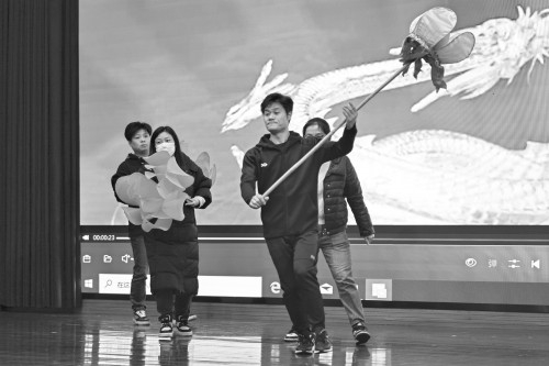 随着新春龙年来临,这名金山区吕巷镇舞龙队队长带着队员,舞着吕巷"小