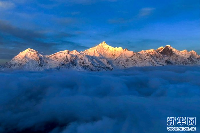 壮美震撼遇见云海之上的梅里雪山日照金山盛景