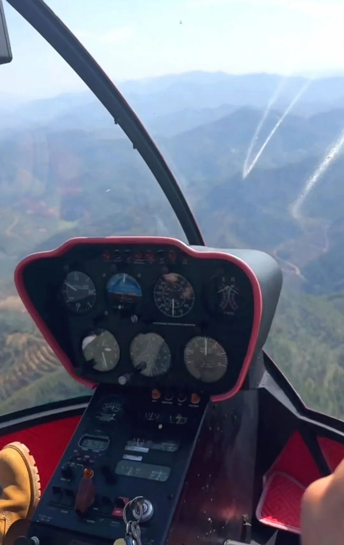 春节将至,这个广西人开着直升飞机回村过年_新浪新闻