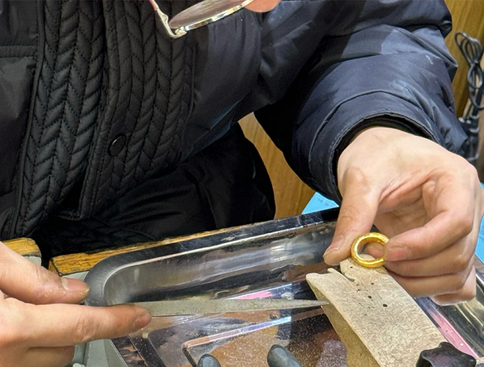 *打金店的师傅在打戒指