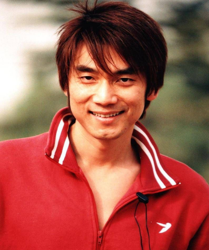 18岁,刚成人的林依轮带着800块生活费和500斤粮票南下广州,只为求一