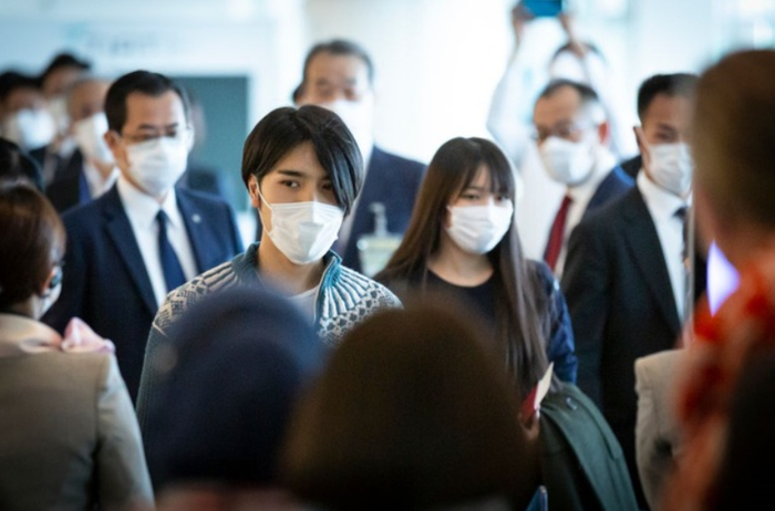 两人前往美国时，机场有上百家媒体跟拍