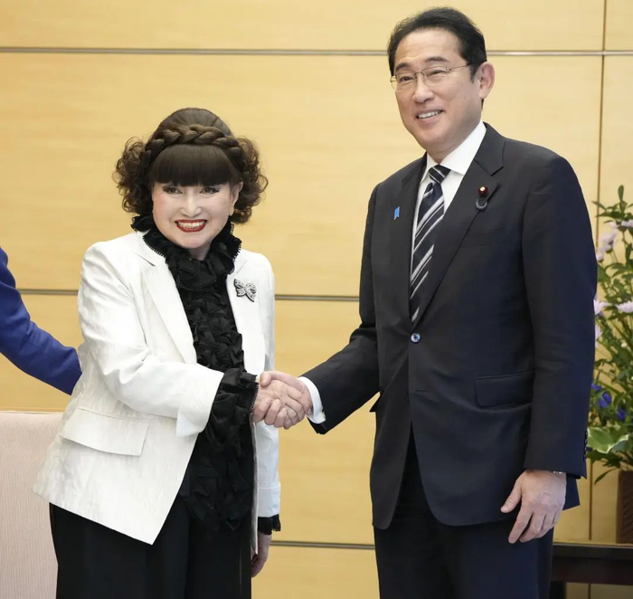 日本电视常青树不言退休90岁小豆豆继续传奇之路