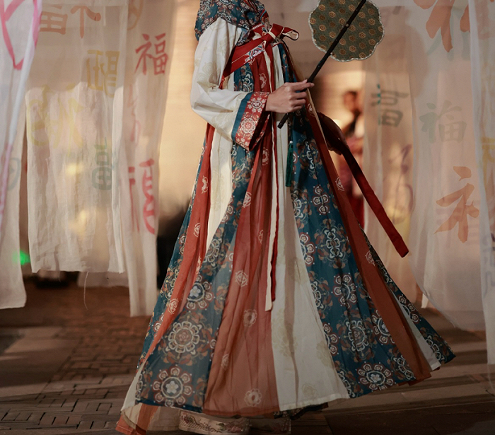 *贰贰身穿汉服拍摄写真