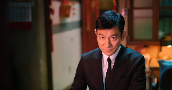 2021年,刘德华和肖央一起出演了电影《人潮汹涌》,影片讲述了刘德华