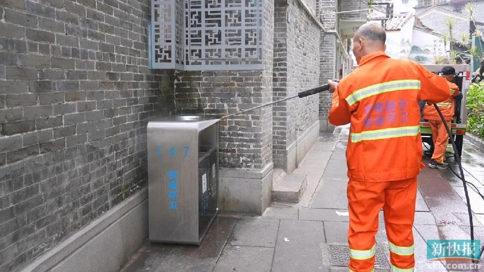 坚守佛山保洁一线,环卫工人守护整洁,干净的佳节