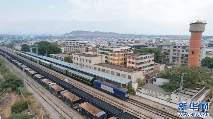 2月2日，航拍视角下的昆明至元谋西7466/5次列车。图源：新华网（杨紫轩 摄）