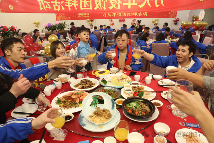 2月2日，中通广州永福网点为留守广州员工提前准备了年夜饭，近桌右二为周小亮。 受访者供图