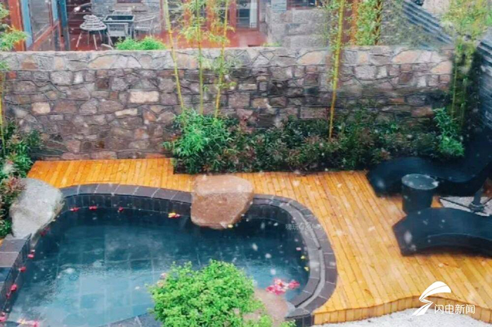 在将"呼雷汤"直引入户的慈口观村温泉民宿,一房一庭院,一院一汤池