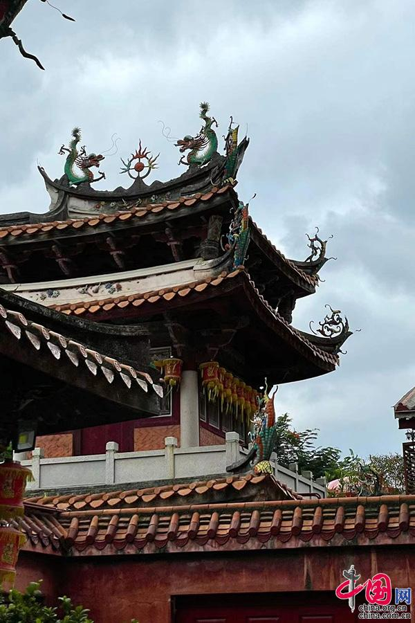 龙是泉州古建筑装饰中常用的元素之一,姿态也是变化多样:有正在扭身