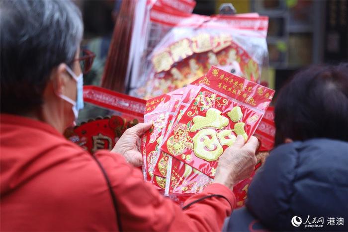 財經看點>正文> 市民在旺角花墟購置年花.