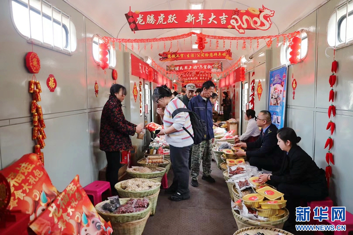 2月2日，昆明至元谋西的“慢火车”上办起了年货街。图源：新华网（杨紫轩 摄）