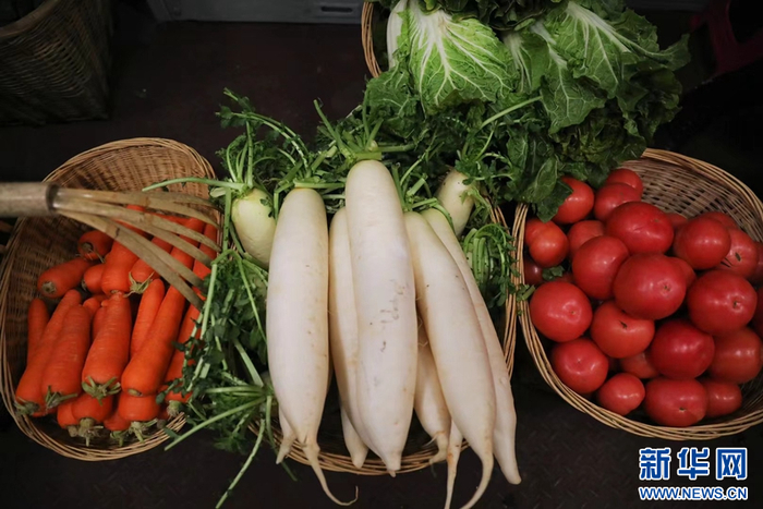 2月2日，“慢火车”年货街上售卖的各类蔬菜。图源：新华网（杨紫轩 摄）