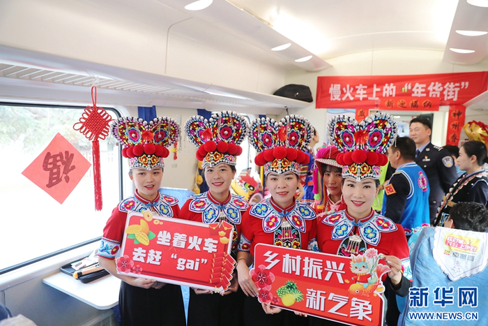 2月2日，列车工作人员在乘客车厢内宣传年货街活动。图源：新华网（杨紫轩 摄）