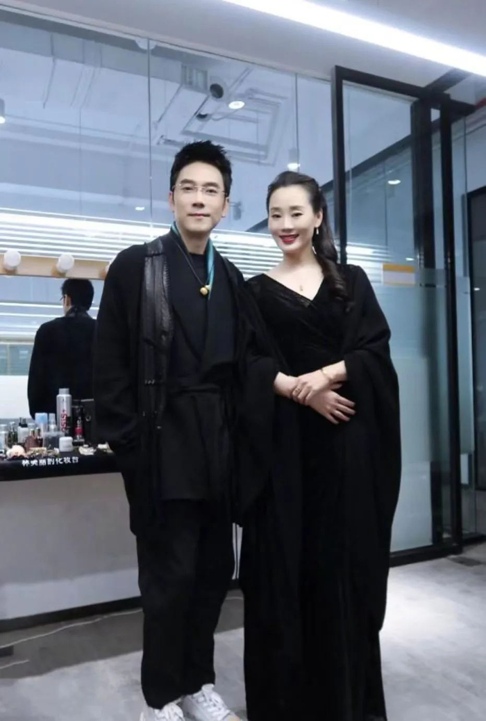 给周杰伦当房东,与名模妻子恩爱28年|林依轮|西华|妻子_新浪新闻