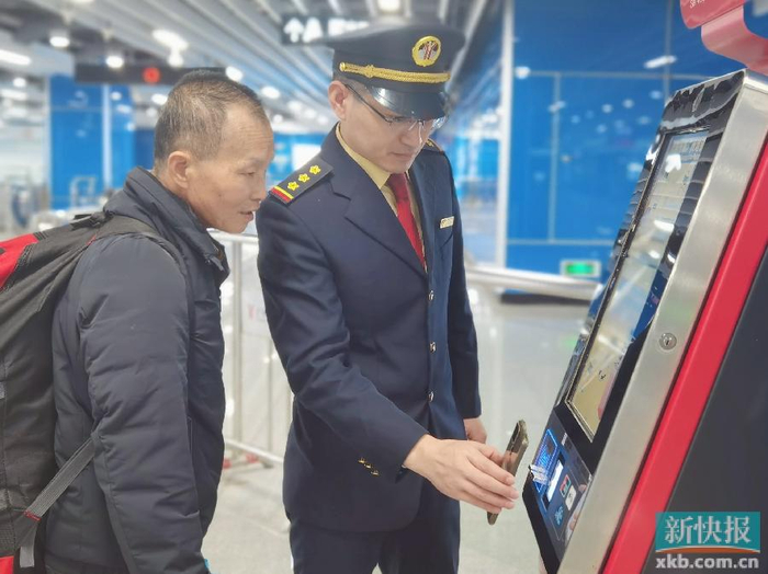 广州地铁员村站值班站长王国富驻扎换乘枢纽做春运路上贴心人
