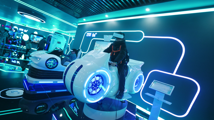 图说：无锡移动“元宇宙”营业厅内，孩子们在体验“VR光速骑士”